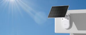 imagen destacada de cammaras de vigilanci exterior con placas solares
