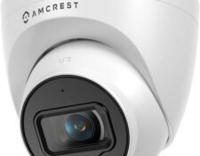 Cámara de seguridad Amcrest 5MP instalada para vigilancia de personas mayores en el hogar