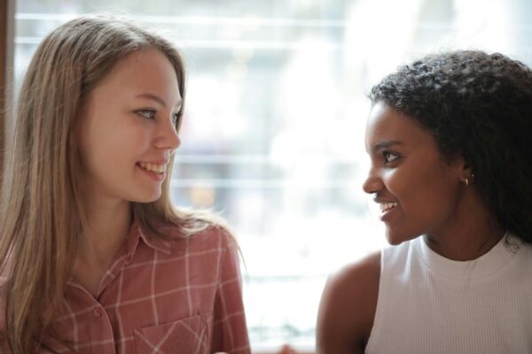 hablar con amigaas para laiviar carga en cuidadores