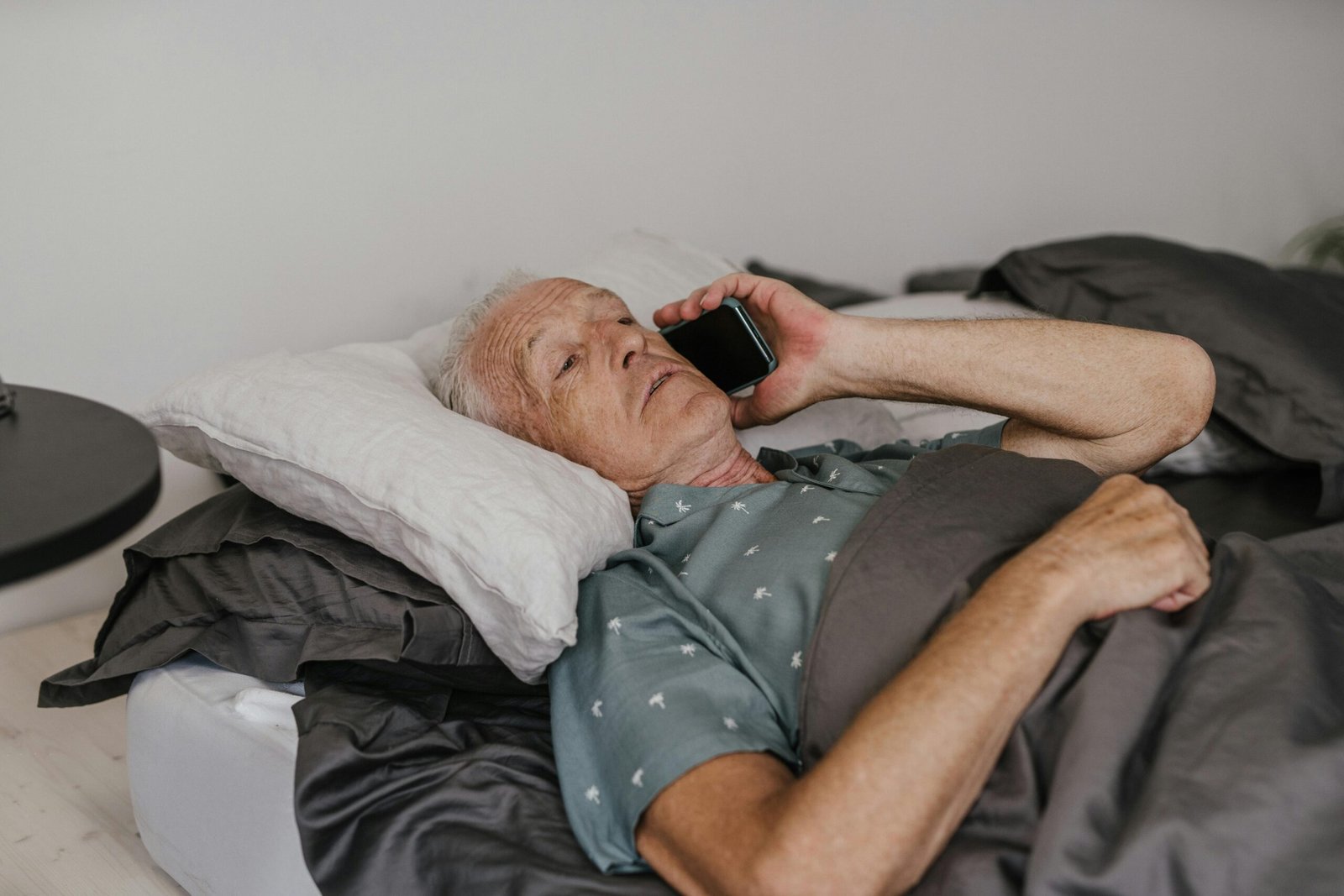 reducir uso del telefono para evitar la agitacion nocturna en ancianos